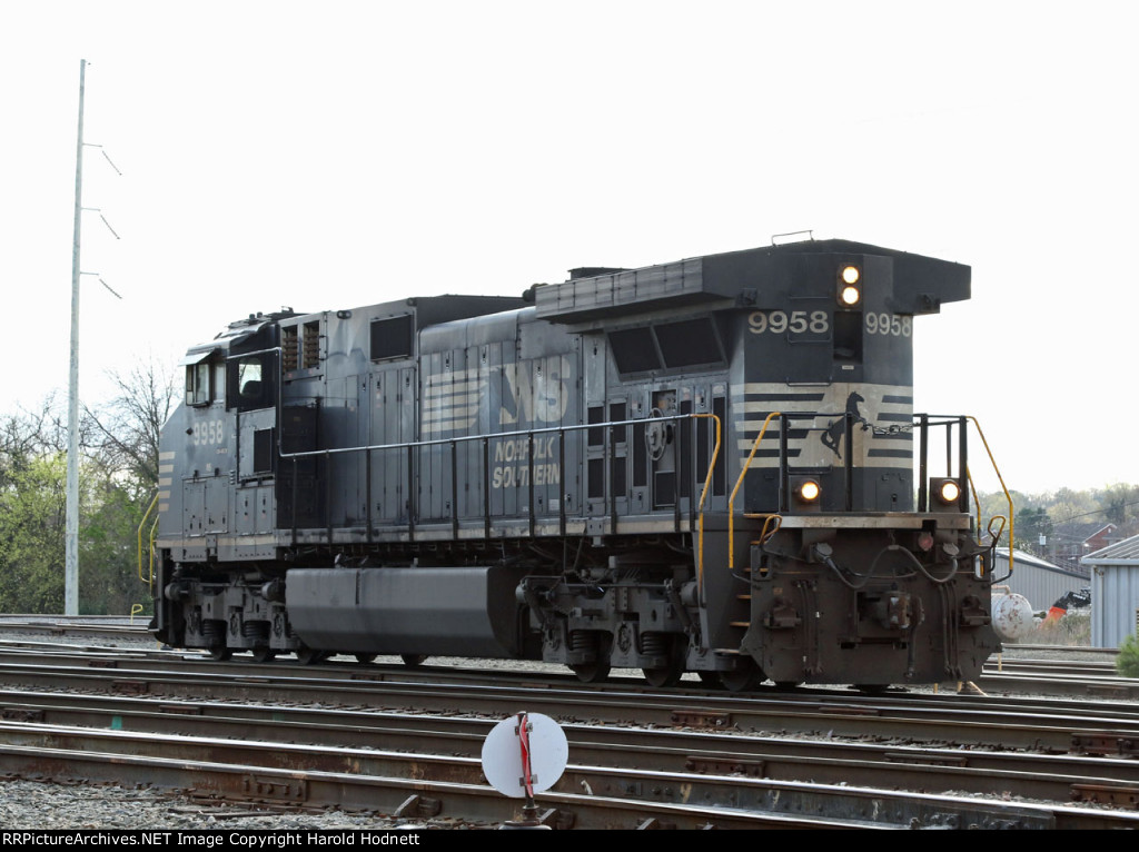 NS 9958 working Glenwood Yard